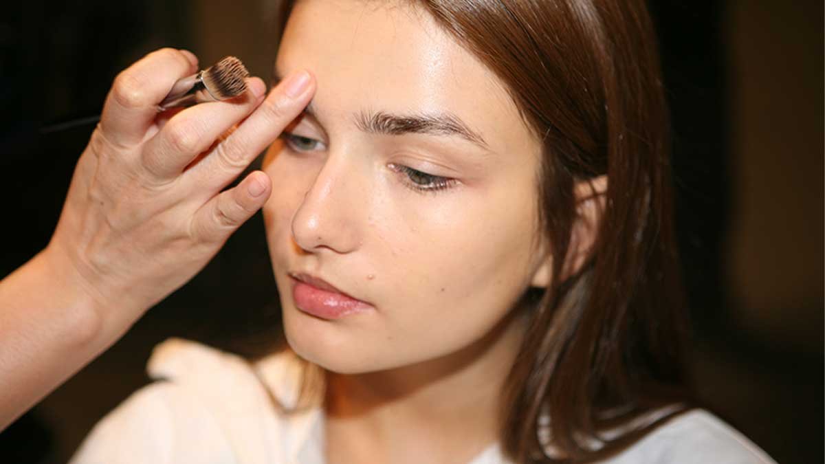 تکنیک‌های نادرست استفاده از کرم پودر و تأثیر آن بر آرایش